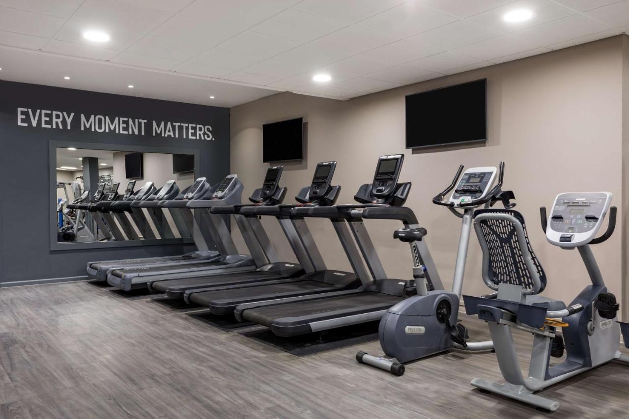 Radisson Blu Hotel London Stansted Airport Stansted Mountfitchet Exterior photo Fitness equipment in a gym