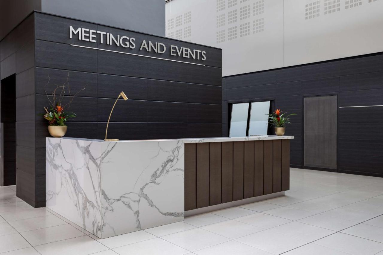 Radisson Blu Hotel London Stansted Airport Stansted Mountfitchet Exterior photo Reception desk