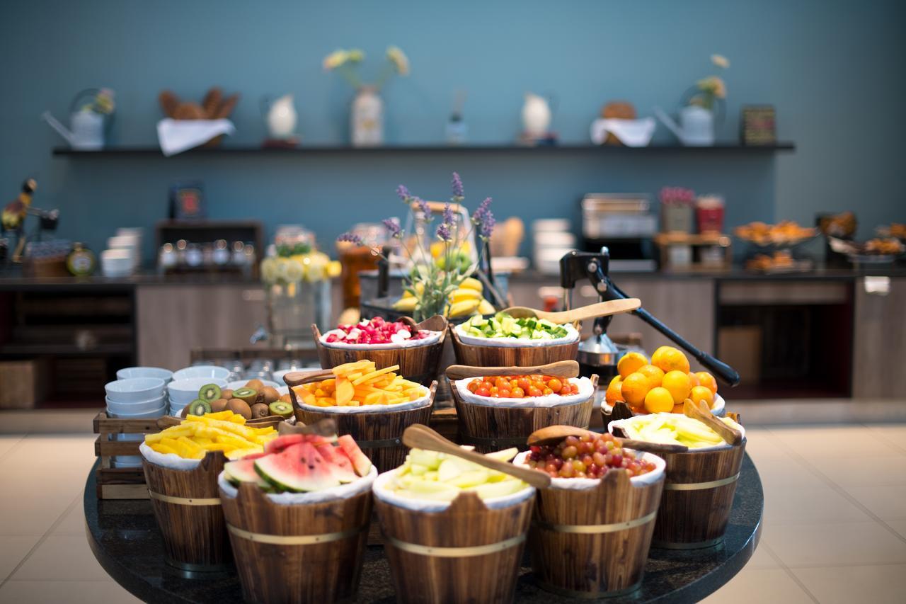 Radisson Blu Hotel London Stansted Airport Stansted Mountfitchet Exterior photo Breakfast buffet