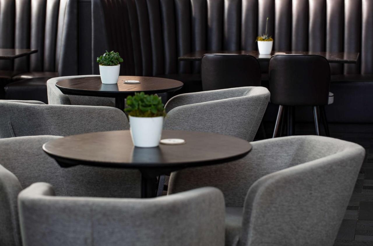 Radisson Blu Hotel London Stansted Airport Stansted Mountfitchet Exterior photo "The interior of the restaurant is modern, with a dark, black interior and a white and gray color scheme."