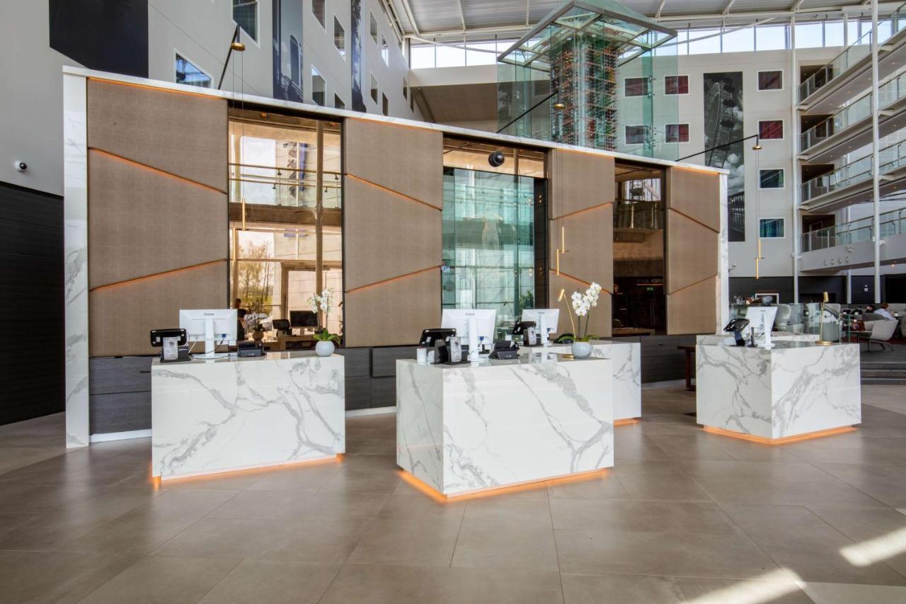 Radisson Blu Hotel London Stansted Airport Stansted Mountfitchet Exterior photo Reception desk at the hotel